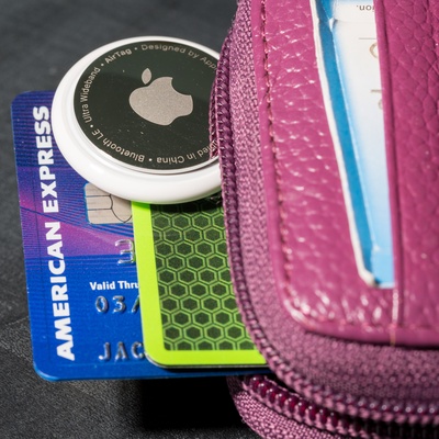 Ein Invoxia-Tracker in einer Brieftasche