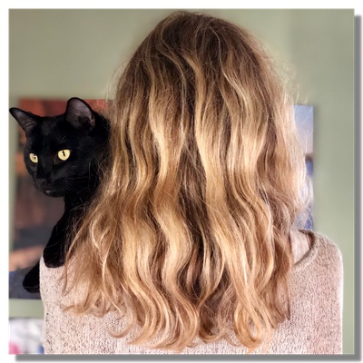 Un chat noir et sa maîtresse
