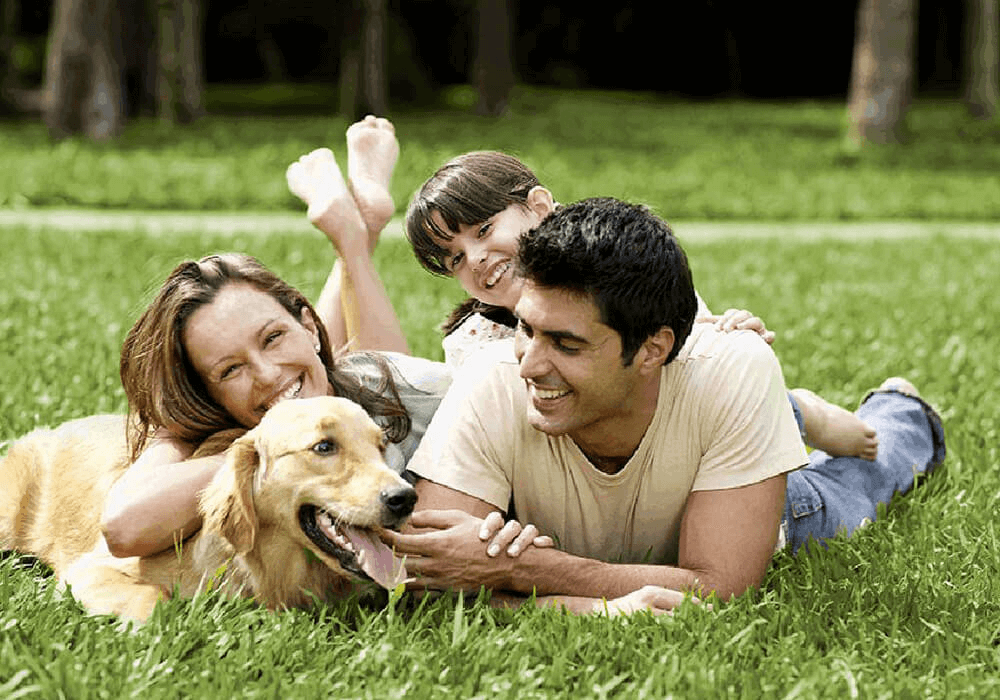 Une famille avec son chien