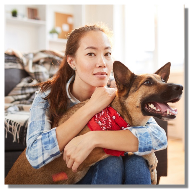 Eine Frau und ihr Hund