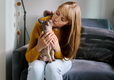 femme et chat canape