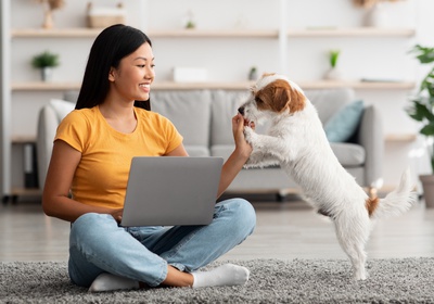 femme et chien dresse original