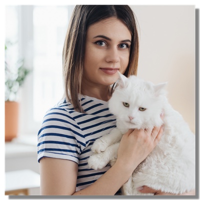 Une femme et son chat blanc