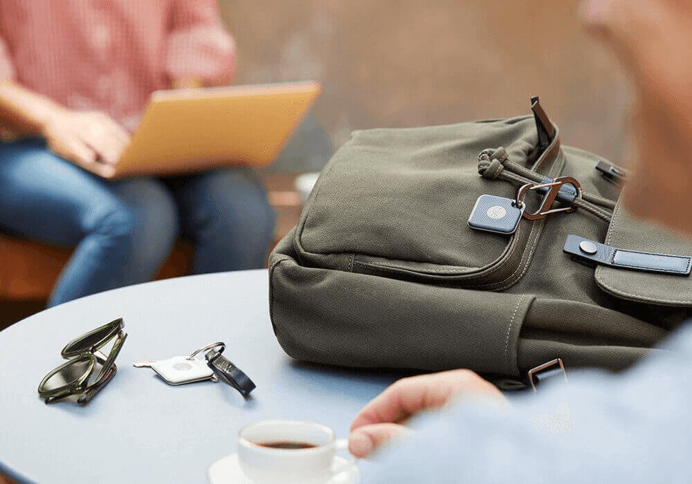 GPS Schlüsselanhänger an einer Tasche gebunden