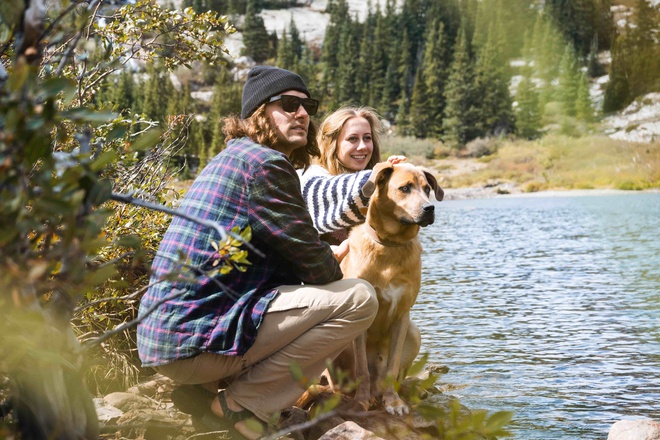 Familie mit Hund am See