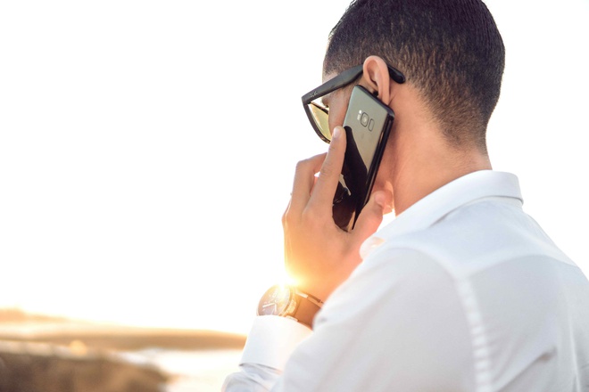 Mann gibt Fundmeldung für gefundenes Tier am Telefon auf