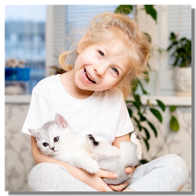 Une petite fille et son chat blanc