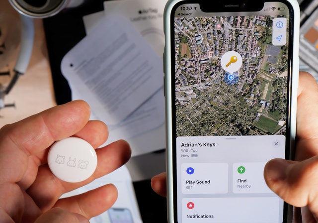 Ein AirTag neben einem iPhone in der Anwendung "Wo ist?"