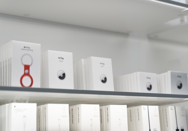 Ein iPhone, das den AirTag daneben erkennt