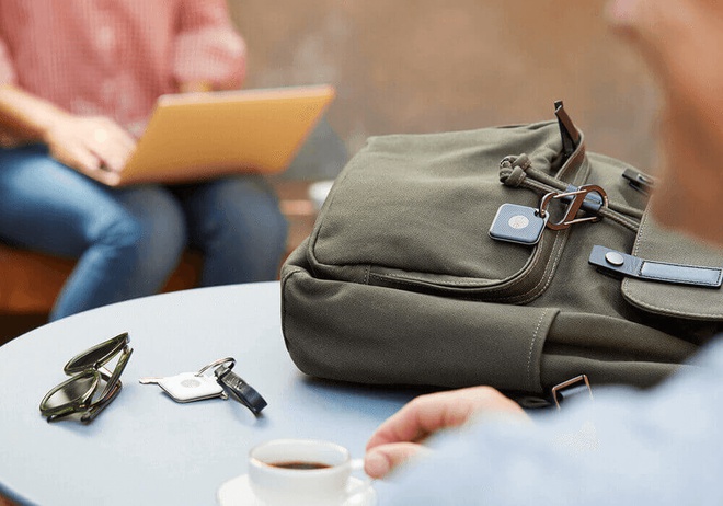 Porte clé connecté accroché à un sac
